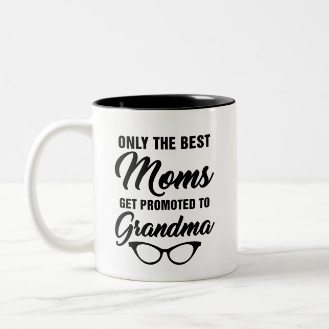 Nur die besten Mamas werden zum Oma-Kaffee geworbe Zweifarbige Tasse (Links)