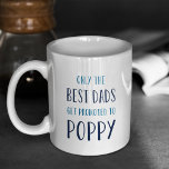 Nur die besten Vater werden für Mohnblüte werben Kaffeetasse<br><div class="desc">Nur die besten Väter werden nach Poppy befördert! Unsere Tasse zum Vatertag zeigt die süße Stimmung in der handgeschriebenen blauen Typografie.</div>