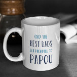 Nur die besten Vater werden für Papou beworben Tasse<br><div class="desc">Nur die besten Väter werden nach Papou befördert! Unsere Tasse zum Vatertag zeigt die süße Stimmung in der handgeschriebenen blauen Typografie. Ein perfektes Geschenk für Ihren griechischen Großvater.</div>