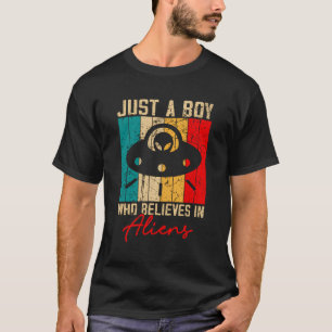 Nur ein Junge, der an Außerirdischen glaubt lustig T-Shirt