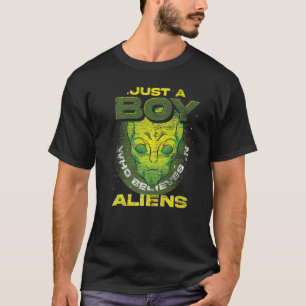 Nur ein Junge, der an Science Fiction von Außerird T-Shirt