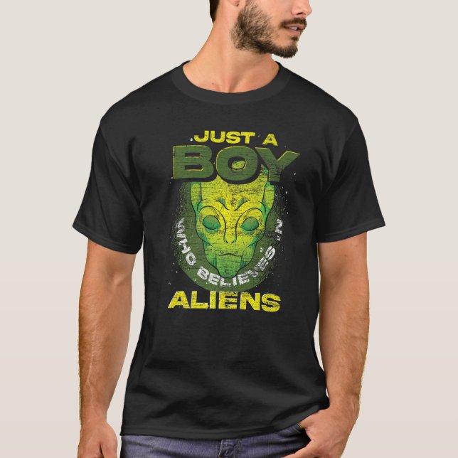 Nur ein Junge, der an Science Fiction von Außerird T-Shirt (Vorderseite)
