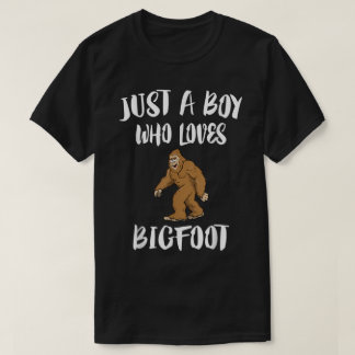Nur ein Junge, der Bigfoot liebt T-Shirt