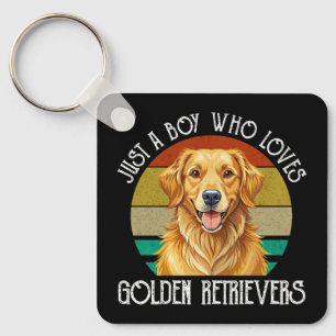 Nur ein Junge, der Golden Retriever liebt Schlüsselanhänger
