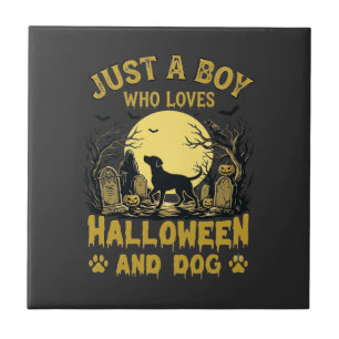 Nur ein Junge, der Halloween-Hund Vollmond liebt Fliese