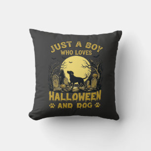 Nur ein Junge, der Halloween-Hund Vollmond liebt Kissen