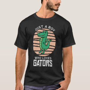 Nur ein Junge, der Lieben Wildtier-Krokodil spielt T-Shirt