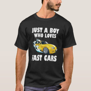 Nur ein Junge, der schnelle Autos liebt Auto Klein T-Shirt