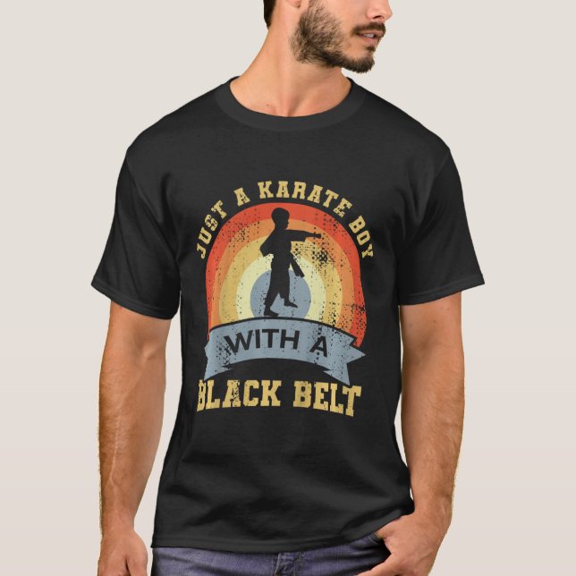 Nur ein Karate-Junge mit schwarzem Gürtel  T-Shirt (Vorderseite)