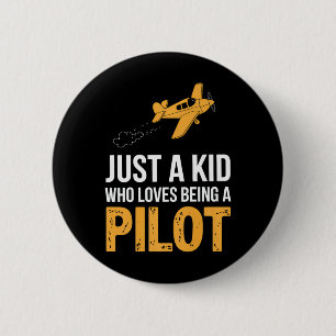 Nur ein Kind, das als Pilot-Flugzeug-Crew B Liebe  Button