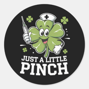 Nur ein kleiner Kniff Krankenschwester St. Patrick Runder Aufkleber