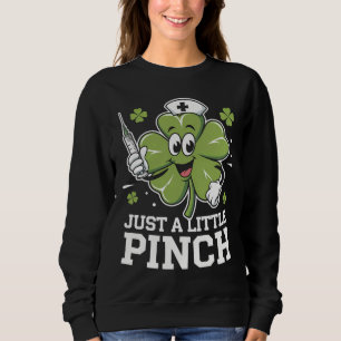 Nur ein kleiner Kniff Krankenschwester St. Patrick Sweatshirt
