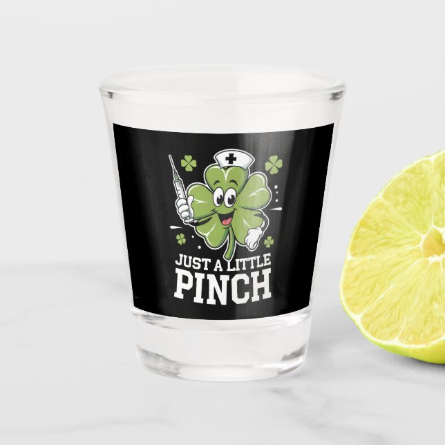 Nur ein kleiner Pinch Nurse St Patrick's Day Irish Schnapsglas (Vorderseite)