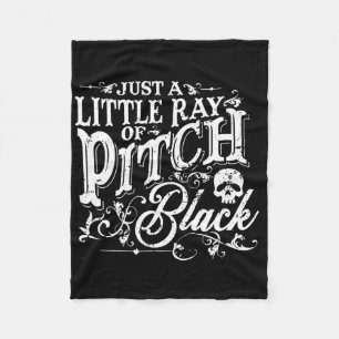Nur ein kleiner Ray Pitch Black Spooky Season Hal Fleecedecke