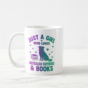 Nur ein Mädchen, das australische Schäferhunde und Kaffeetasse