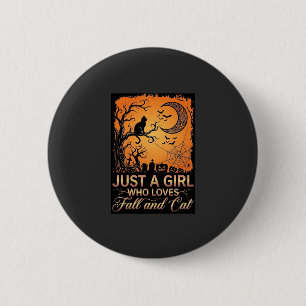 Nur ein Mädchen, das den Herbstkatzen-Halloweenmon Button