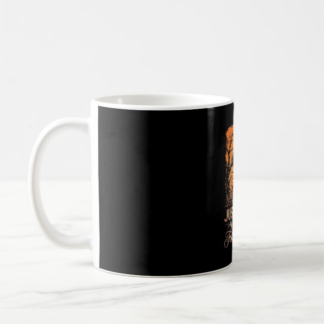 Nur ein Mädchen, das den Herbstkatzen-Halloweenmon Kaffeetasse (Links)