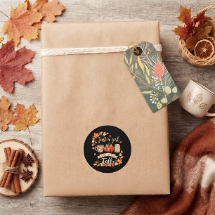 Nur ein Mädchen, das die Herbstsaison Kaffee Herbs Runder Aufkleber