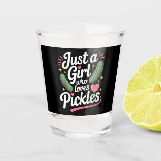 Nur ein Mädchen, das Dillgurken liebt Schnapsglas
