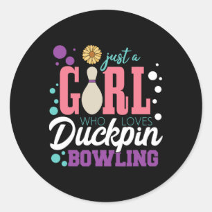 Nur ein Mädchen, das Duckpin-Bowling Liebe Runder Aufkleber