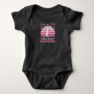 Nur ein Mädchen, das ein süßes Seepferd Liebe Baby Strampler