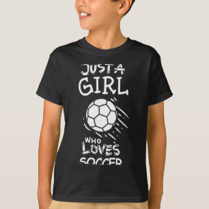 Nur ein Mädchen, das Fußball-T-Shirt liebt T-Shirt