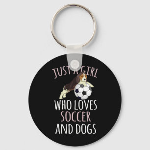 Nur ein Mädchen, das Fußballspielen mit Hunden Spa Schlüsselanhänger