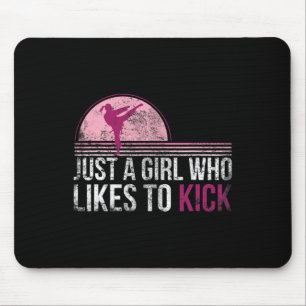 Nur ein Mädchen, das gerne Karate-Kampfkünste töte Mousepad