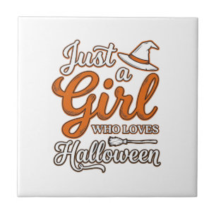 Nur ein Mädchen, das Halloween-Vektordesign liebt_ Fliese