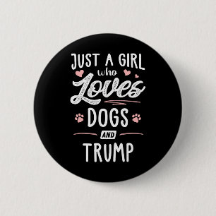 Nur ein Mädchen, das Hunde Liebe, und Trump geben Button