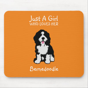 Nur ein Mädchen, das ihr Bernedoodle Liebe Mousepad