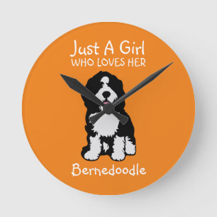 Nur ein Mädchen, das ihr Bernedoodle Liebe Runde Wanduhr