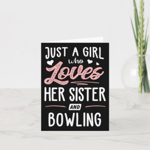 Nur ein Mädchen, das ihre Schwester und ihr Bowlin Karte