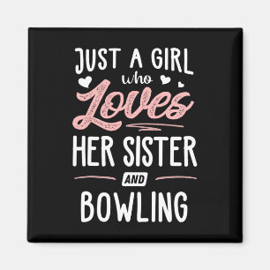 Nur ein Mädchen, das ihre Schwester und ihr Bowlin Magnet