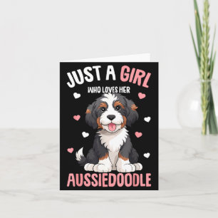 Nur ein Mädchen, das ihren Aussiedoodle Aussie Doo Karte