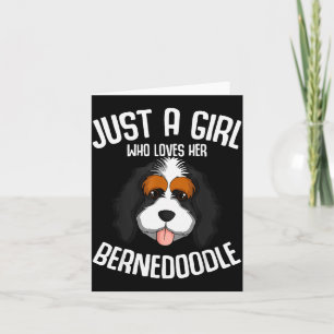 Nur ein Mädchen, das ihren Bernedoodle-Hund liebt Karte