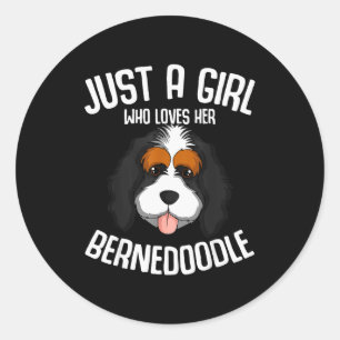 Nur ein Mädchen, das ihren Bernedoodle-Hund liebt Runder Aufkleber