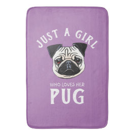 Nur ein Mädchen, das ihren Mops Liebe Badematte