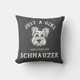 Nur ein Mädchen, das ihren Schnauzer Liebe Kissen
