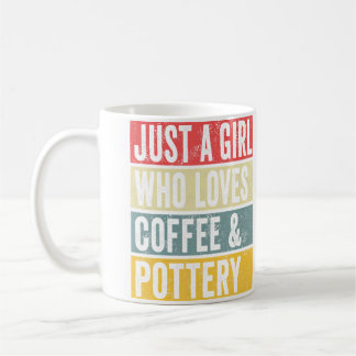 Nur ein Mädchen, das Kaffee und Töpferton Keramik  Kaffeetasse