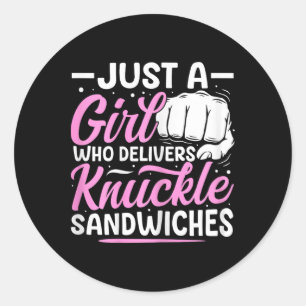 Nur ein Mädchen, das Knuckle Sandwiches liefert Runder Aufkleber