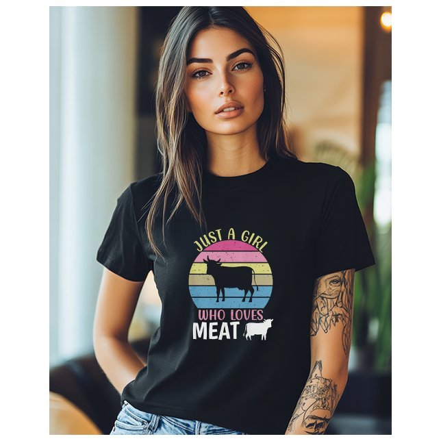 Nur ein Mädchen, das Lieben Fleischfresser essen T-Shirt (A woman wearing a black t-shirt with the image of a cow, and the words "Just a Girl who loves meat")