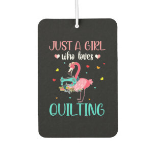 Nur ein Mädchen, das Lieben quilt und Flamingo Autolufterfrischer