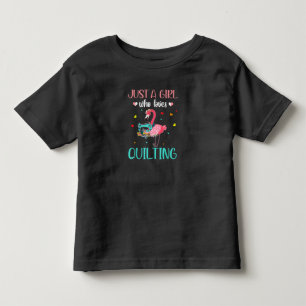 Nur ein Mädchen, das Lieben quilt und Flamingo Kleinkind T-shirt