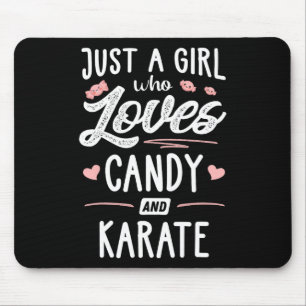 Nur ein Mädchen, das Lieben Süßigkeiten und Karate Mousepad