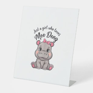 Nur ein Mädchen, das Moo Deng Baby Hippos Liebe Sockelschild