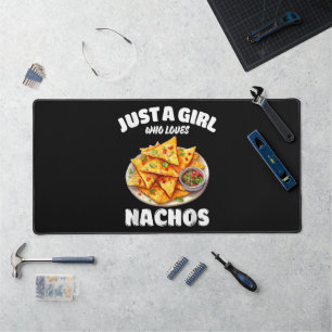 Nur ein Mädchen, das Nachos liebt, lustiger Lebens Schreibtischunterlage