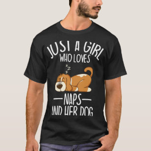 Nur ein Mädchen, das Nickerchen und Hunde Liebe un T-Shirt