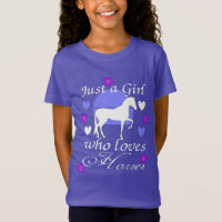 Nur ein Mädchen, das Pferde im Lila T - Shirt Lieb