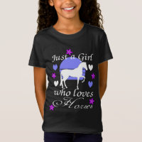 Nur ein Mädchen, das Pferde im Lila T - Shirt Lieb